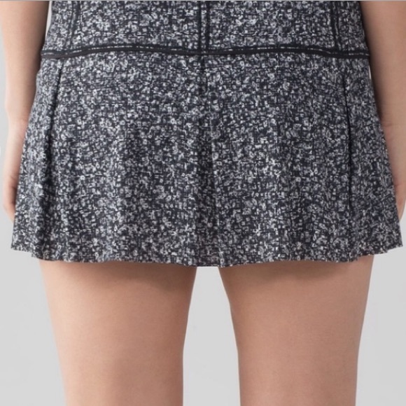 Lululemon Lost In Pace Black & White Daisy Dust Pickle Ball Skort - Picture 2 of 3
